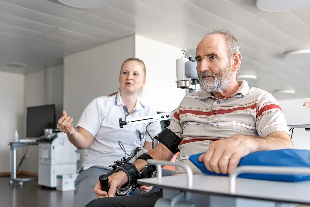 Ein Mann ist in einer Robotiktherapie.