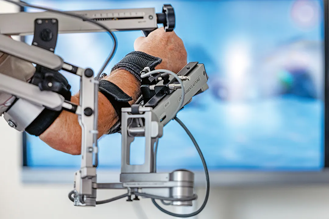 Ein Arm bewegt sich mithilfe von Robotik.