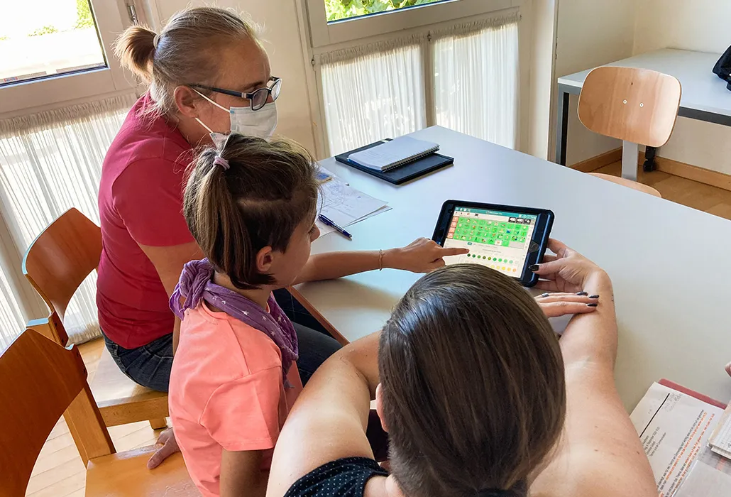 Richtig cool – stolz zeigt Emma, was sie mit ihrem iPad alles kann.