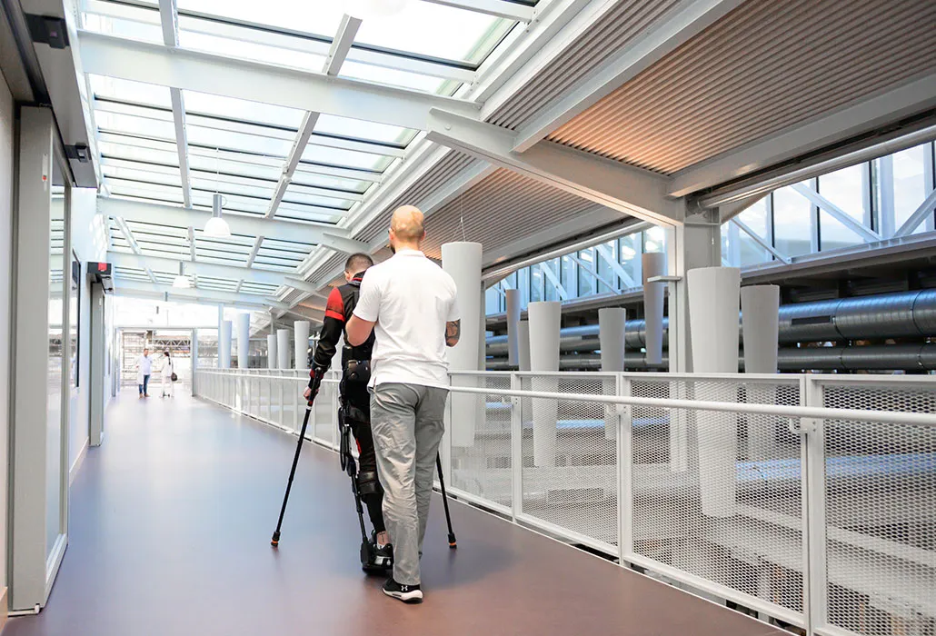 exoskelett_im_rehaprozess_paraplegie.ch-photoshop