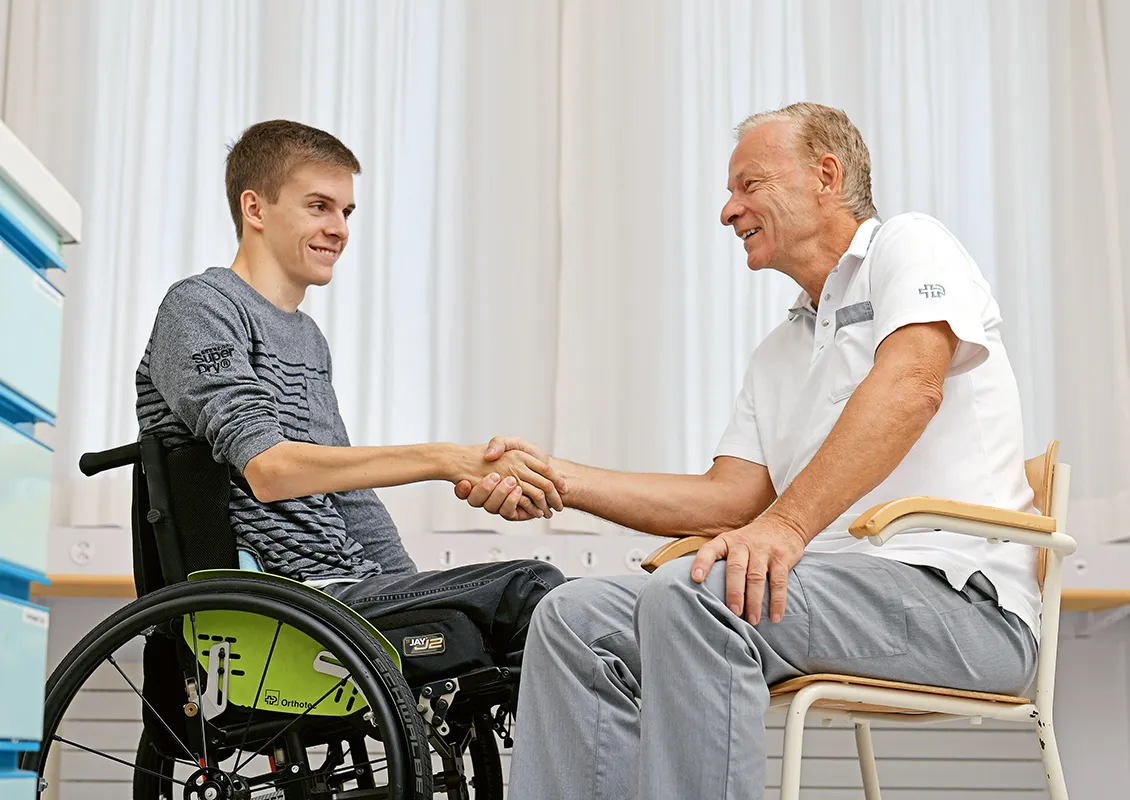 Jan Fridén und sein Patient schütteln die Hände.