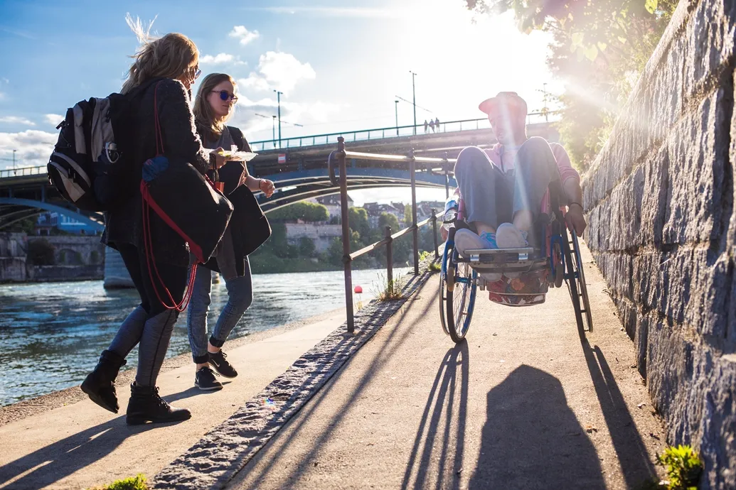 Der Querschnittgelähmte gniesst seine Stadt Basel in vollen Zügen - auf allen Rädern.