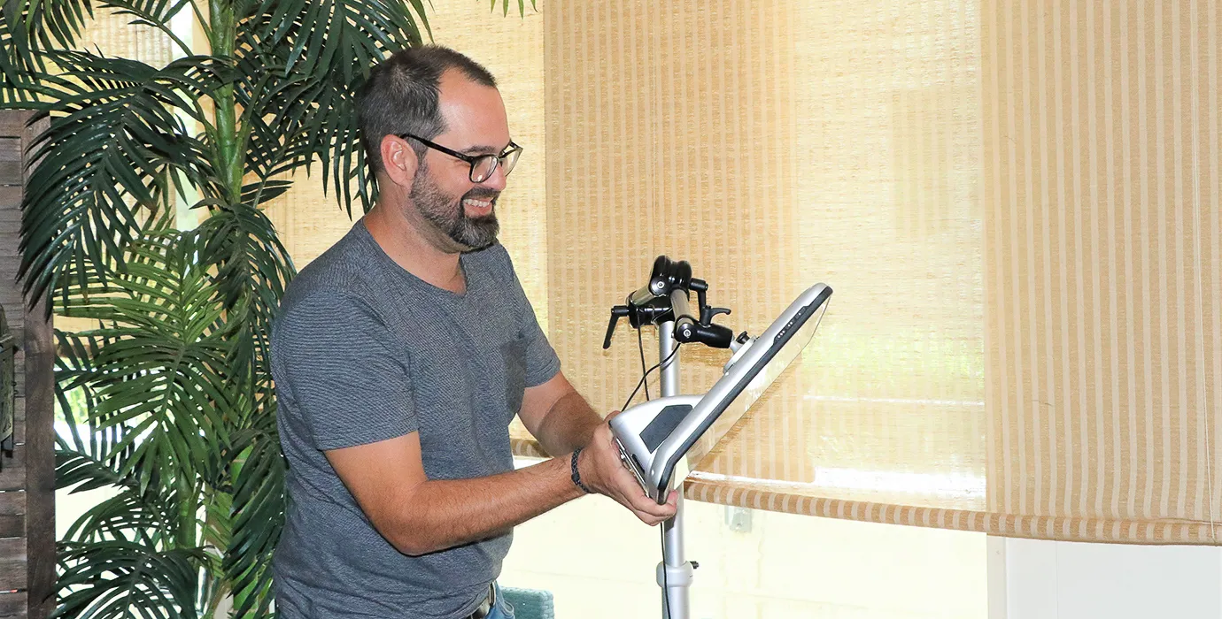 Ivan Zavagni stellt Kunde Martins Sprachcomputer ein.