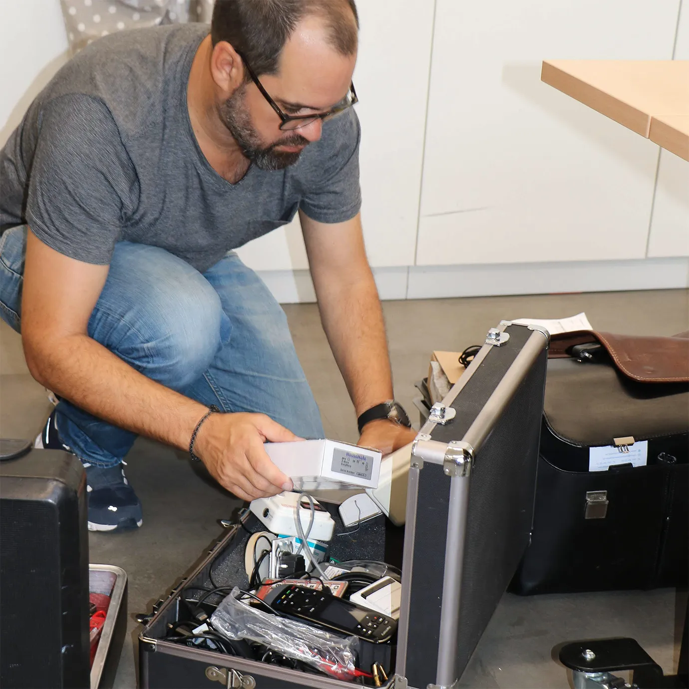 Der Hilfsmittelberater kramt in seinem Instrumentenkoffer.
