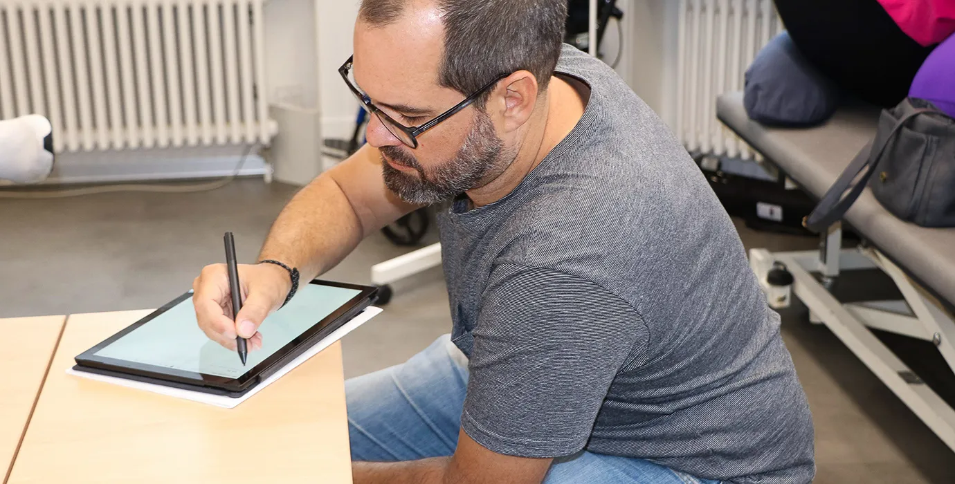 Ivan Zavagni macht sich genaue Notizen für seinen Bericht – natürlich digital.