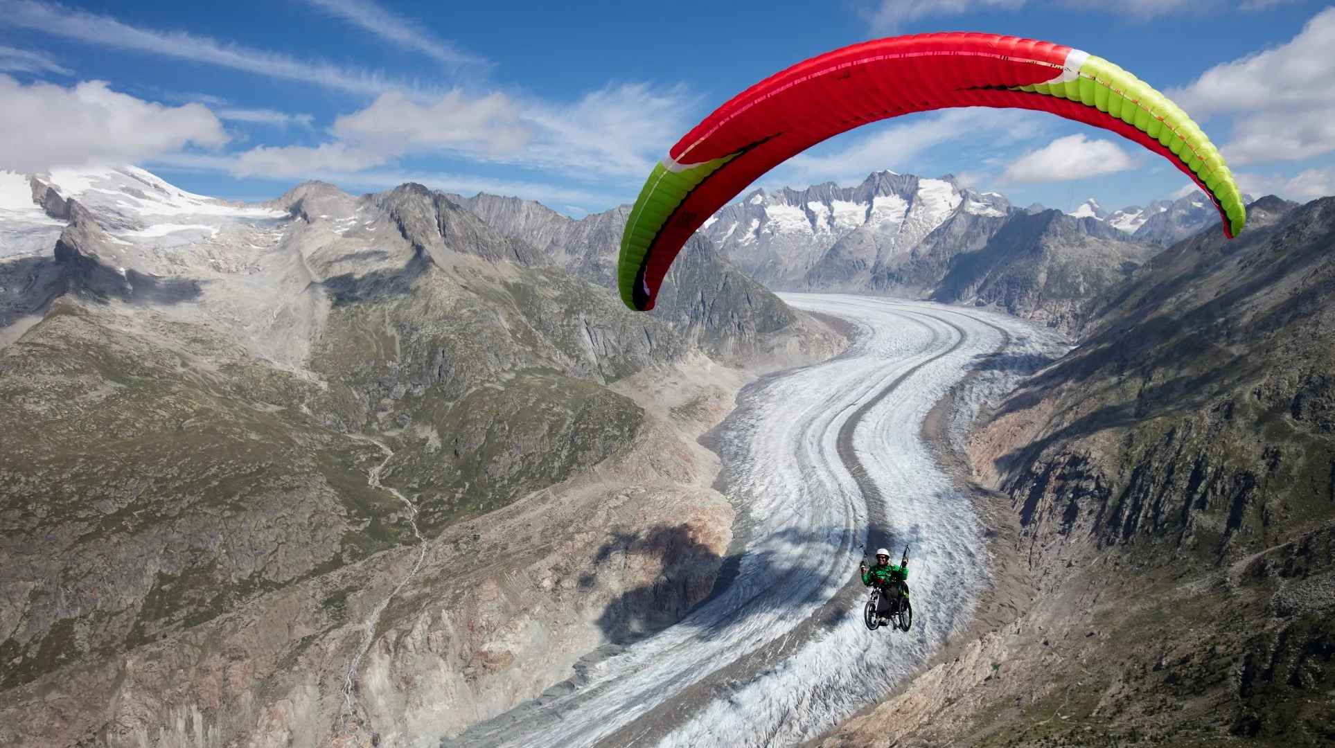 Stefan Keller Gleitschirmfliegen im Rollstuhl über dem Alletschgletscher