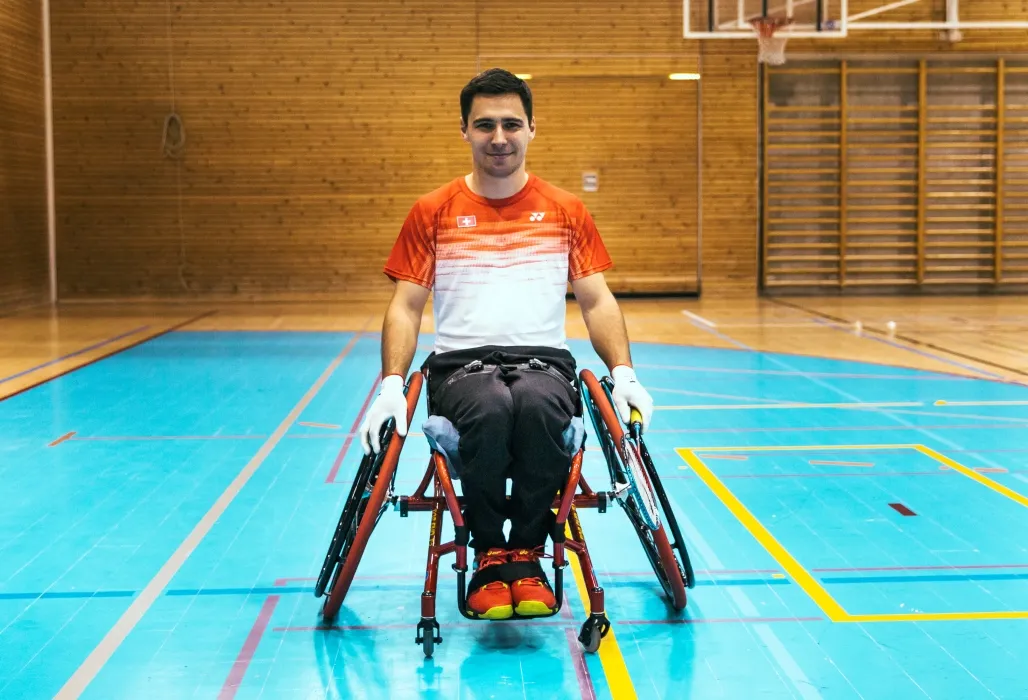 Luca Olgiati ist trotz Querschnittlähmung sehr aktiv: er spielt Parabadminton und qualifiziert sich sogar für die Weltmeisterschaften