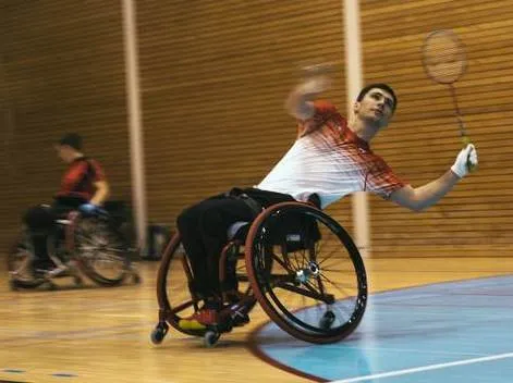Luca Olgiati ist trotz Querschnittlähmung sehr aktiv: er spielt Parabadminton und qualifiziert sich sogar für die Weltmeisterschaften