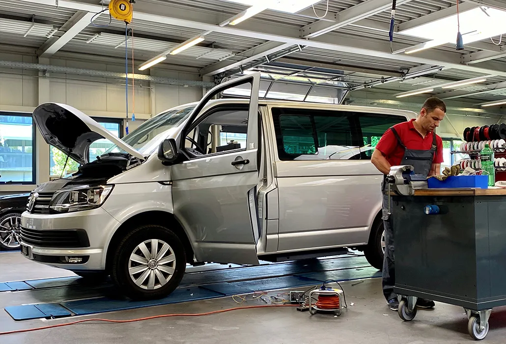 Und auch in Nottwil sind die Fahrzeugumbauer am Werk.