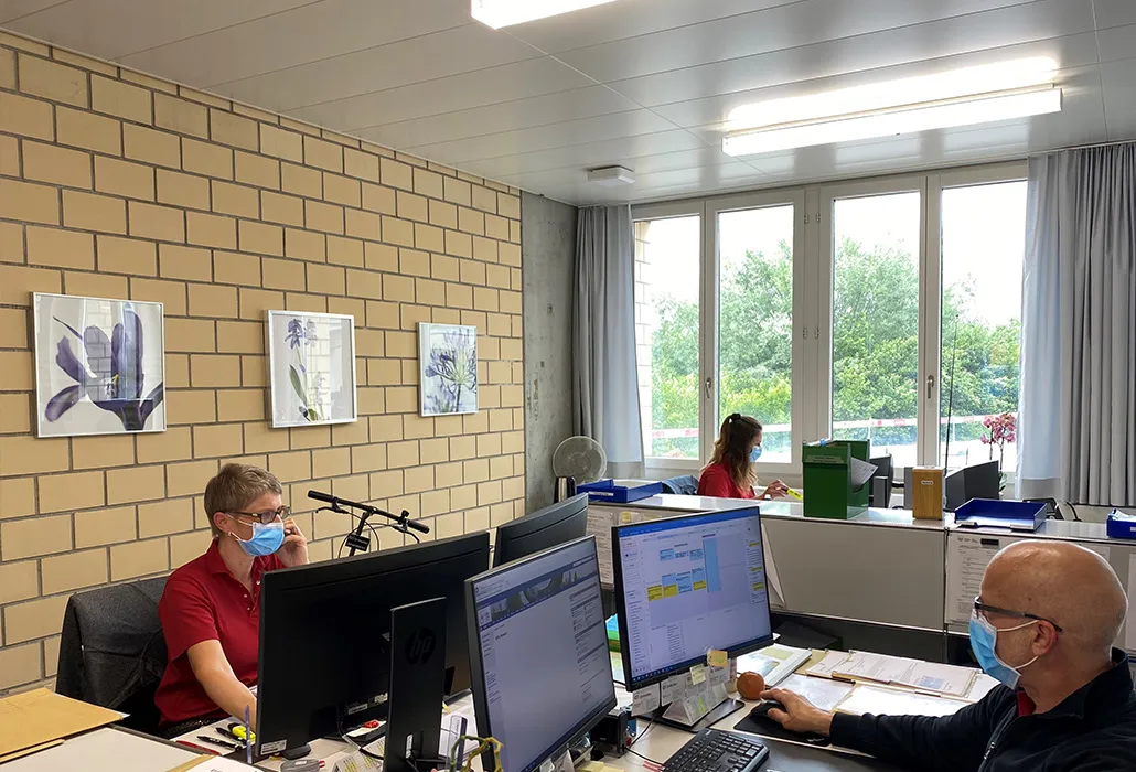 Der Innendienst klärt Fragen zum gewünschten Hilfsmittel.