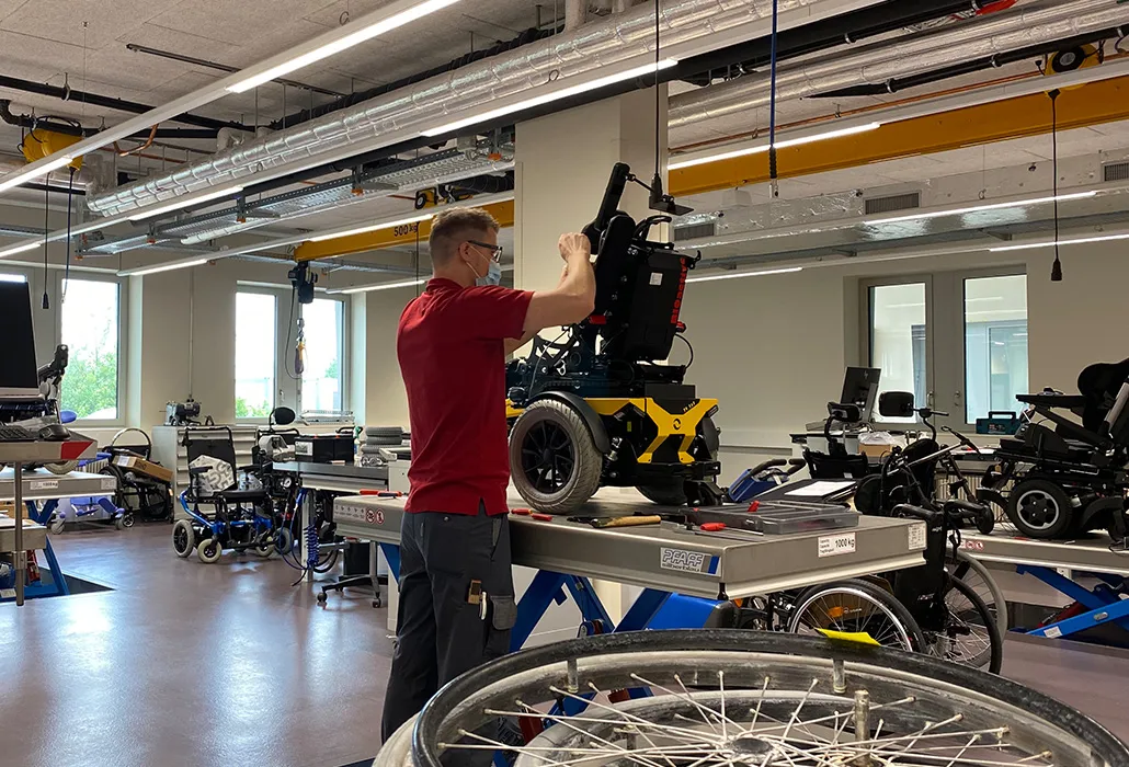 Der Rollstuhlmechaniker bringt das Gerät auf Vordermann.
