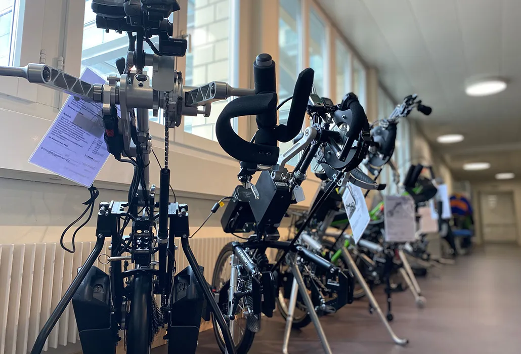 Hier warten Zuggeräte und Handbikes auf Sportskanonen und Ausfahrer*innen.
