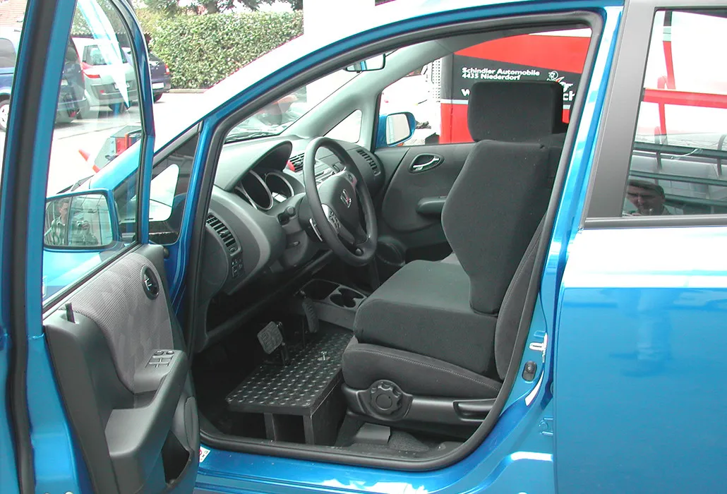 Orthotec Fahrzeugumbau Selber fahren erhöhter Fahrzeugboden Kleinwuchs