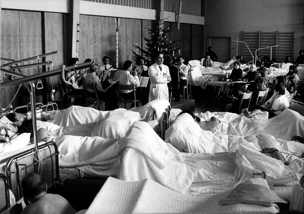 Der Gründer des Schweizer Paraplegiker-Zentrums Nottwil während einer Weihnachtsfeier in seiner früheren Schaffensstätte dem Schweizerischen Paraplegikerzentrum in Basel.