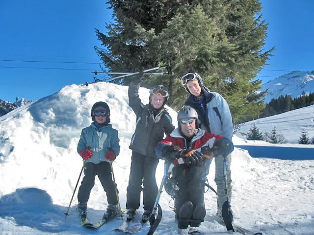 Peter Reichmuth, Leiter Verkauf bei Orthotec, mit seiner Familie beim Skifahren mit dem Skibob