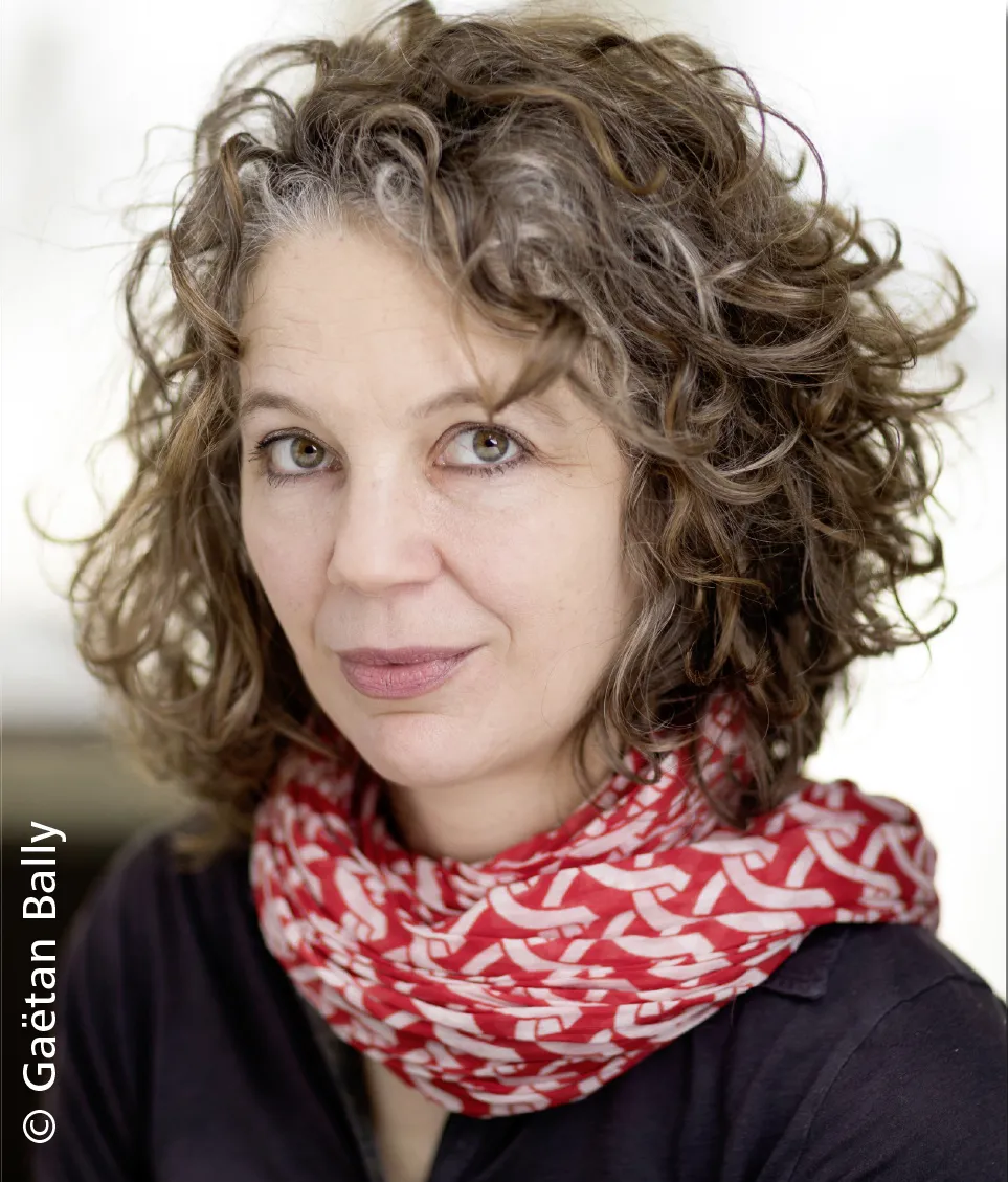 Melinda Nadj Abonji liest in der Bibliothek des Schweizer Paraplegiker-Zentrums Nottwil.