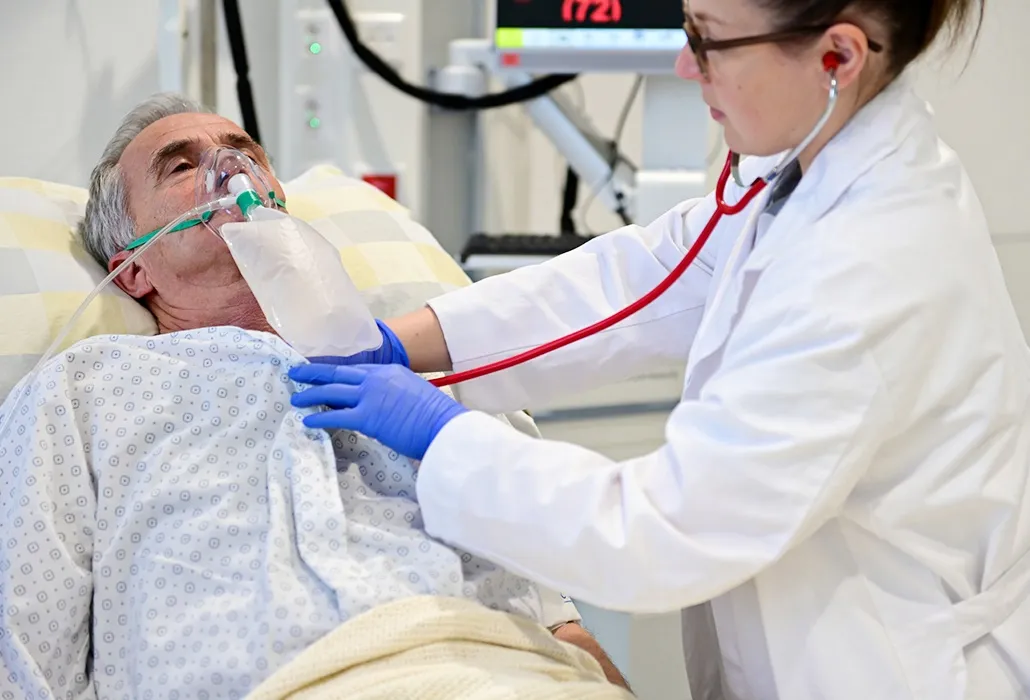 Simulationspatient im Spitalbett