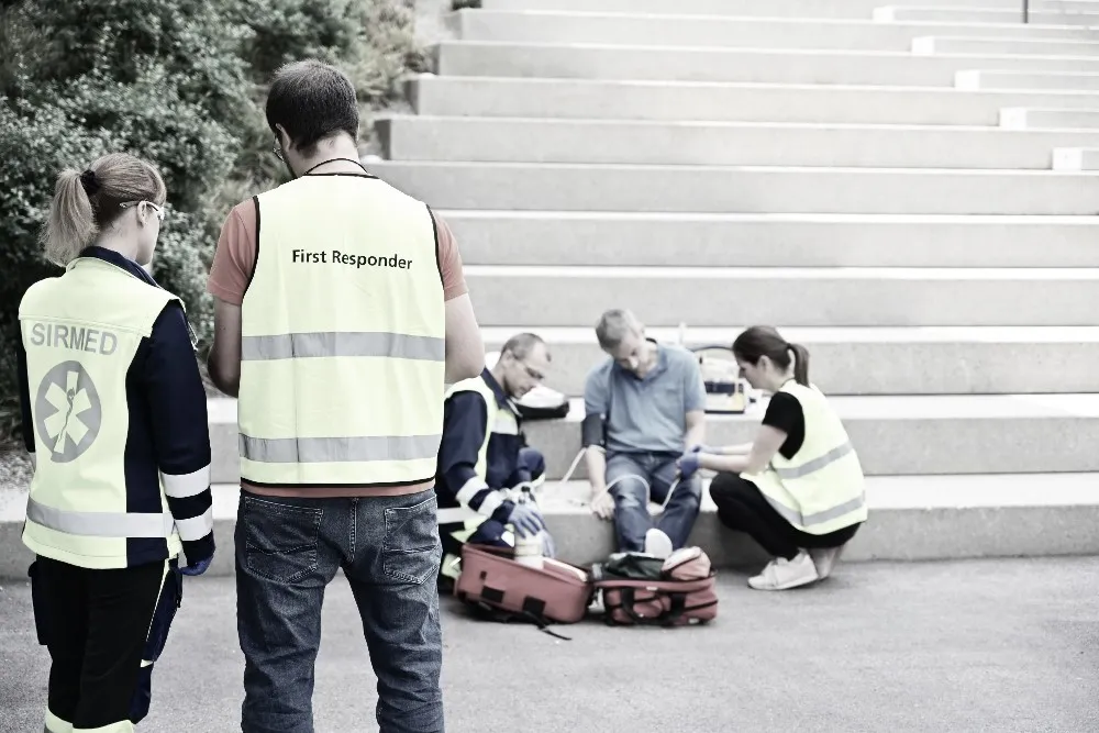 Ersthelfer zu Rettungsdienst Übergabesituation