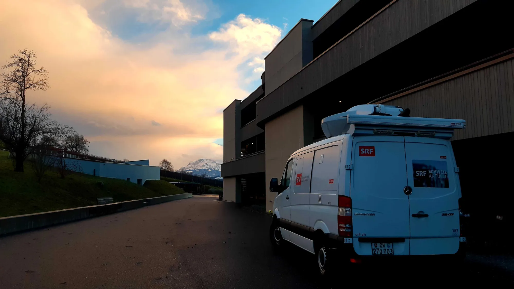 La camionnette de diffusion SRF devant la ParaColoc