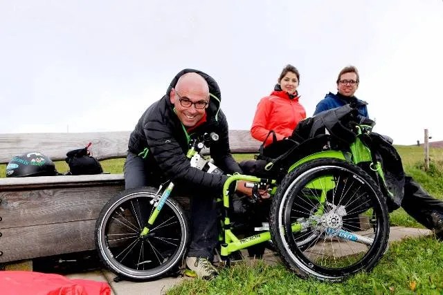 Der inkomplette Paraplegiker mit Kollegen bei seiner Rollstuhl-Challange